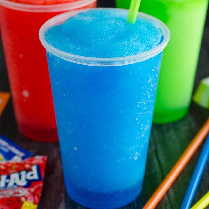 Slush rood en blauw – heel Nederland, bekertjes en rietjes inbegrepen